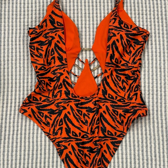 NWT XOXO Wild Side Strappy Cutout Orange and Black Patterned Swimsuit M - Picture 6 of 10
